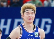 关于曝王哲林三年顶薪续约上海上赛季场均14.8分8篮板的信息